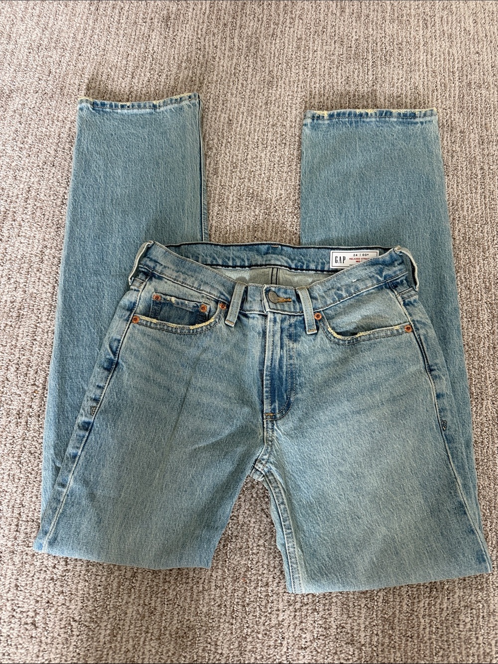 GAP Women’s Light Wash relaxed Straight mid rise Jeans - 24/00